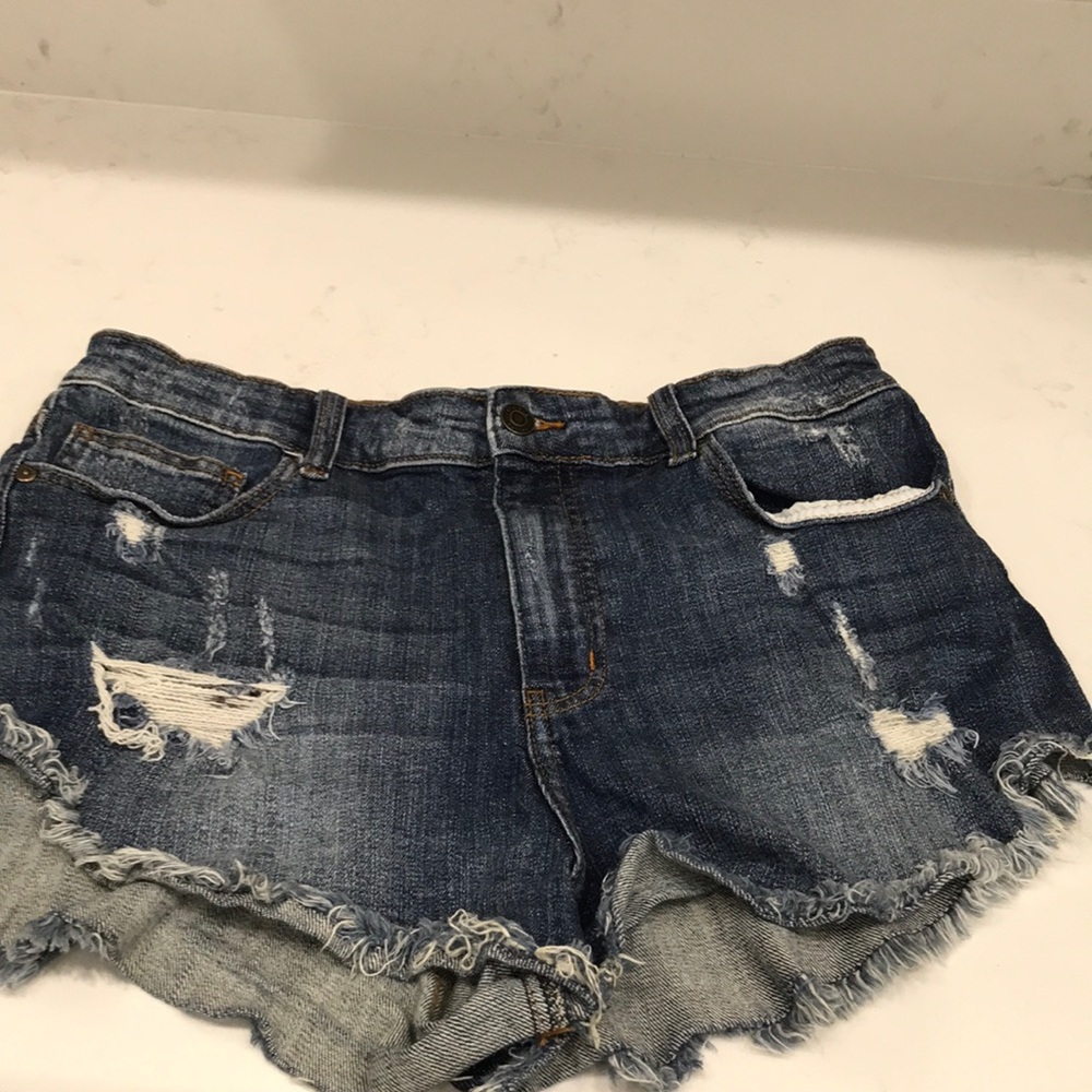 OASIS J E A N shorts. LARGE W MUCH DESTRESSING. 5 POCKETS 98% cotton. FRAYED